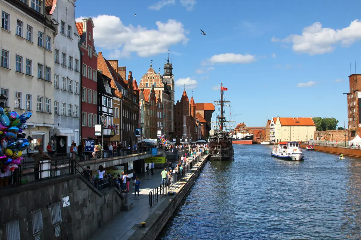 Kajpromenaden och historiska hus längs Motława i Gdańsk